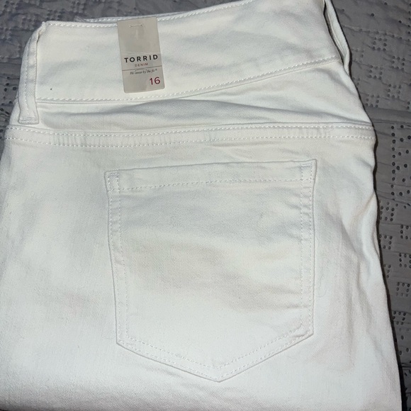 11” White Jegging Bermuda shorts - Picture 3 of 4